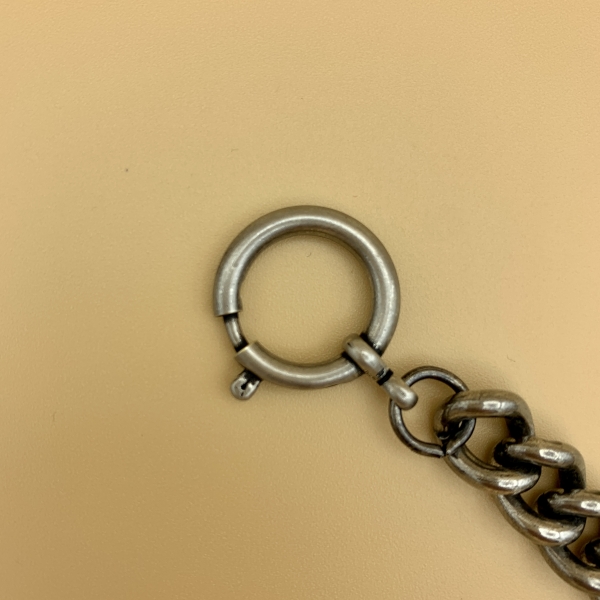 Charivari Benedikt Detail Verschluss